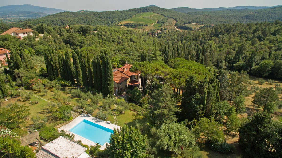 Luxusvilla mit Nebengebäude und Schwimmbad